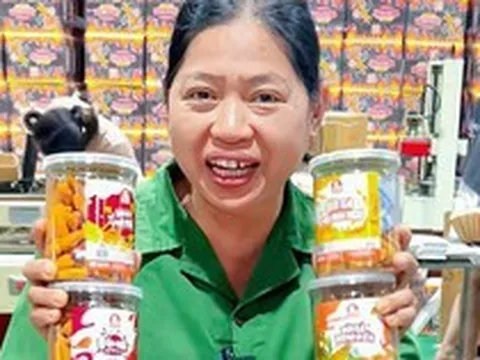 Người phụ nữ bán đồ ăn vặt, thu gần 230 tỉ đồng chỉ trong 1 năm