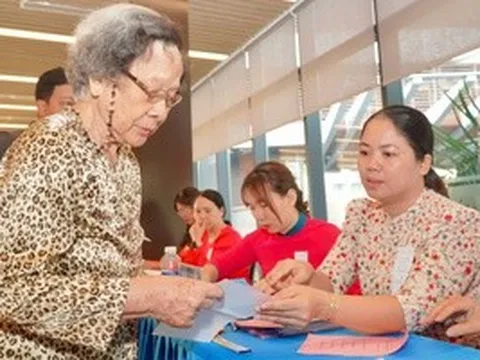 Gặp gỡ cử tri 92 tuổi quê Hà Nội thực hiện quyền bầu cử ở TPHCM