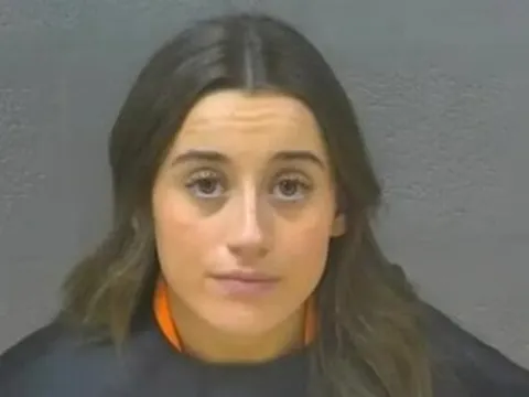 Bảo mẫu hành hạ, bỏ đói bé gái chưa đầy 2 tuổi suốt 21 tiếng