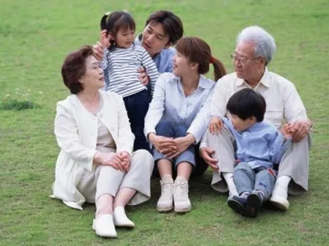 Tuổi già, cô đơn đến đâu cũng đừng sống chung với con cái, vào viện dưỡng lão hay thuê giúp việc vẫn còn hơn