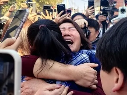 Bị bỏ rơi trong nhà vệ sinh lúc 2 ngày tuổi, cô gái đoàn tụ cha mẹ sau 28 năm