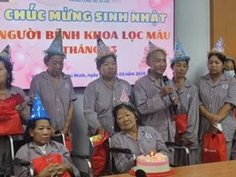 Món quà sinh nhật làm bệnh nhân chạy thận rơi nước mắt