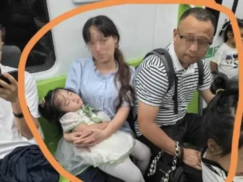 Nhường ghế cho mẹ bỉm trên tàu điện, chàng trai sững sờ khi thấy hành động thân mật của người đàn ông bên cạnh