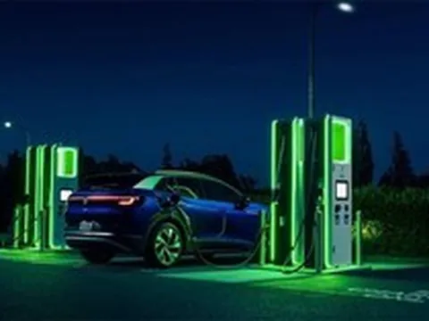 Thiếu 90.000 tấn dầu, quốc gia này buộc phải kêu gọi người dân ngừng sạc xe điện vào ban đêm