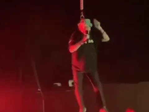 Ca sĩ bất tỉnh khi đang biểu diễn, bị treo lơ lửng trên sân khấu