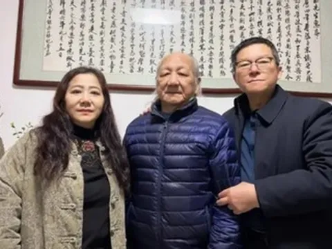 Cậu bé nghèo đi tìm ân nhân kẹp tiền trong sách sau hơn 40 năm, cái kết xúc động