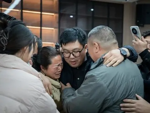 Vài phút gửi con cho người lạ, mẹ mất con suốt 37 năm, vỡ òa ngày đoàn tụ