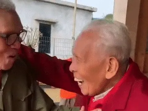 Đi gần 200km về thăm em trai 95 tuổi, anh 103 tuổi reo vui phút hội ngộ