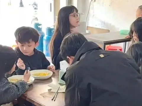 Người đàn ông đưa 5 đứa trẻ vào nhà hàng ăn, nhìn mặt từng bé, ông chủ phán một câu ai cũng gật gù