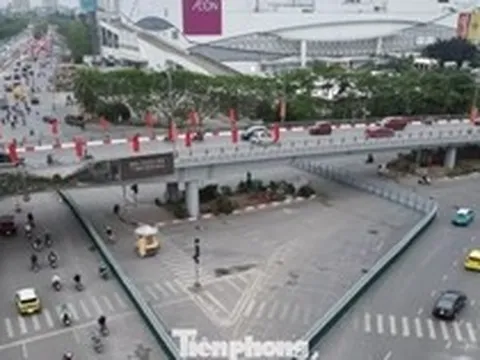 Rào chắn tại nút giao Cổ Linh để phục vụ dự án thi công hầm chui