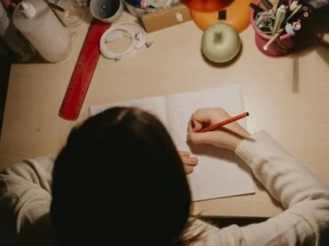 Mẹ Việt nhận "gạch đá" vì tự hào khoe con cấp 1 ngồi học đến khuya, cứ sai là tự tát vào mặt