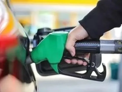 Giá xăng RON 95 giảm hơn 5.600 đồng/lít