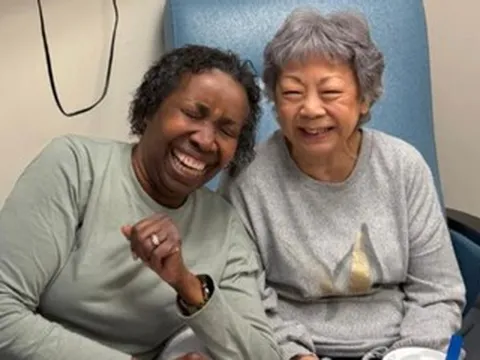 Bạn thân 50 năm luôn kề bên khi bạn mắc ung thư, cùng đi hoá trị