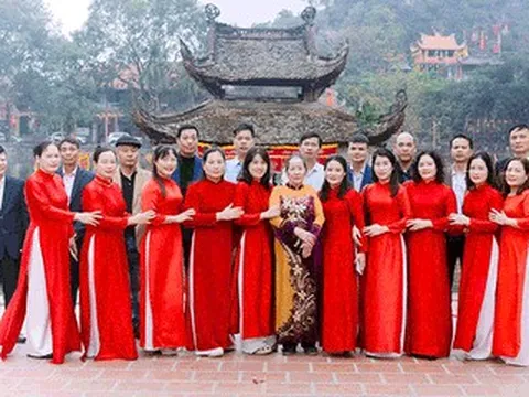 Nhà có 10 con gái ở Hà Nội: 10 chàng rể chống gậy đưa tang bố vợ