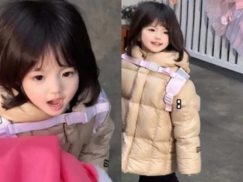 Bức ảnh chụp bé gái trước cổng trường tiểu học “gây sốt” cõi mạng vì quá xinh, nhìn sang người mẹ mới bất ngờ