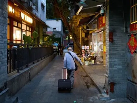 Chuyện xúc động về cụ ông 92 tuổi miệt mài bán sách giữa phố