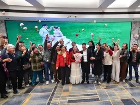 Cô dâu mồ côi được người xung quanh 'chống lưng' trong tiệc lại mặt