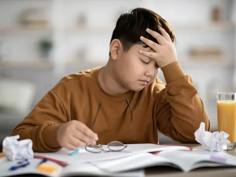 Dấu hiệu cảnh báo con bạn kiệt sức vì lịch học dày đặc