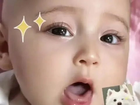 Bé gái 6 tháng tuổi mắt to, mũi cao, lông mày rậm xinh như thiên thần, bị nghi đã được mẹ trang điểm