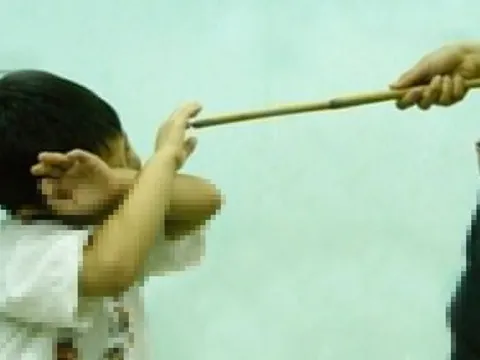 Phụ huynh Cà Mau tự vào trường đánh học sinh 10 roi theo giao kèo'