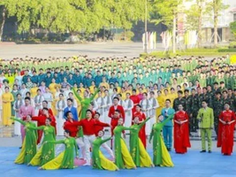 Ấn tượng màn đồng diễn "Vững bước dưới cờ Đảng quang vinh" của Quân khu 7