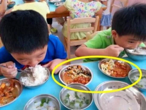 Con khoe ăn 2 bát ở trường mẫu giáo, mẹ nghi ngờ, xem ảnh trong nhóm chat thì bất ngờ
