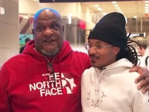 Ông bố 71 tuổi bật khóc khi đoàn tụ con trai sau hơn 30 năm nhờ xét nghiệm ADN