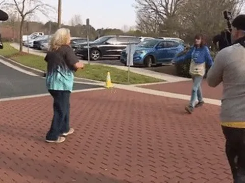 Mẹ mất tích hơn 20 năm bất ngờ xuất hiện, con gái nghẹn ngào