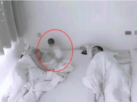 Con 10 tháng tuổi tỉnh giấc nửa đêm nhưng cặp vợ chồng ngủ say không hay biết gì, sáng hôm sau vừa xem camera vừa khóc