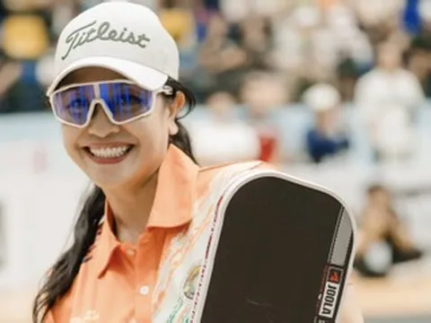 Đại tá Thu Hà ăn mặc trẻ trung, Lệ Quyên sexy thả dáng bên bể bơi