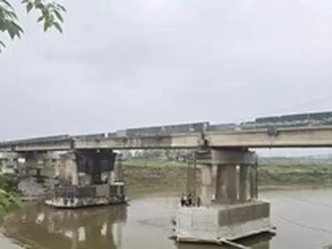 Một cây cầu nối tuyến huyết mạch ở Phú Thọ sửa chữa nhiều năm chưa xong