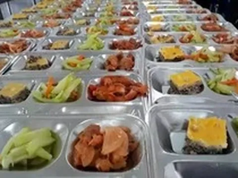 Vụ thịt lợn dịch vào trường học: Thấy gì về thị trường suất ăn tỷ USD tại Việt Nam?