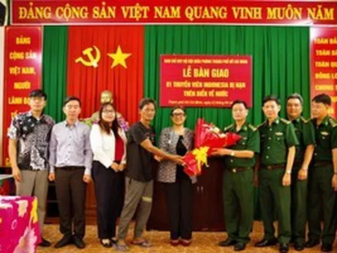 Bàn giao thuyền viên Indonesia gặp nạn trên biển