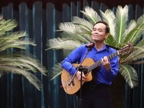 Clip Bí thư Thành ủy TPHCM ôm đàn, hát khi gặp gỡ thanh niên