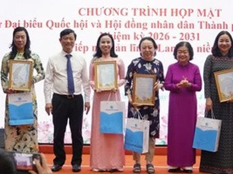 Nữ đại biểu khi đi tiếp xúc cử tri đừng ăn mặc lòe loẹt; phát biểu vừa phải, dễ nghe