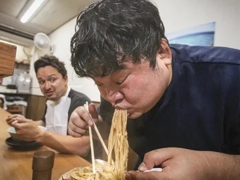 Vì sao người Nhật thanh lịch nhưng khi ăn mì lại phát ra tiếng xì xụp?