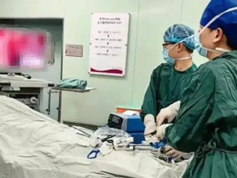 Nữ sinh lớp 9 chưa yêu nhưng bụng ngày càng phình to, bác sĩ siêu âm nhìn rõ thứ trong bụng thì hoảng sợ