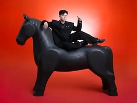 Biên đạo múa Vĩnh Khương khoe vẻ đẹp "chàng thơ"