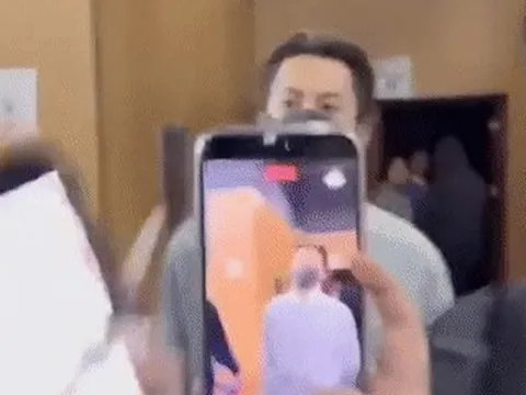 Diễn viên Vương Hạc Đệ tức giận, hất văng điện thoại của người hâm mộ