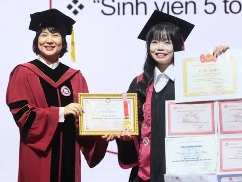 Khoảnh khắc rạng rỡ của tân cử nhân xuất sắc ĐH Ngoại thương