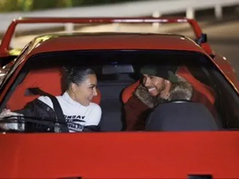 Tay đua Lewis Hamilton công khai yêu đương Kim "siêu vòng ba"