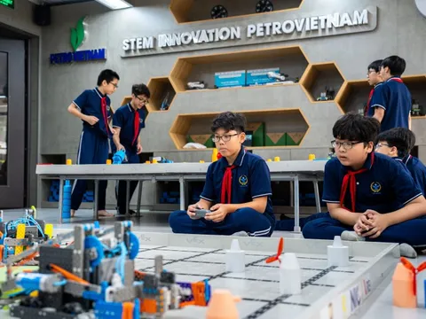 VEX Robotics, máy cắt laser trong phòng STEM ở trường công Hà Nội