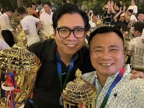 NSND Tự Long khoe cúp vô địch, Đình Tú tặng quà bất ngờ cho vợ Ngọc Huyền