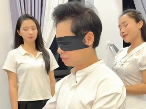 Ca sĩ Ngọc Sơn gây sốt khi bịt mắt đánh đàn điệu nghệ cho 2 á quân hát