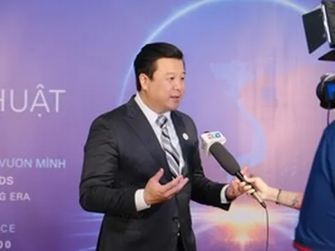 Thanh Bùi với cú bắt tay lịch sử