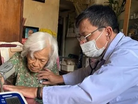 TPHCM: Người lớn tuổi vui mừng khi bác sĩ đến chăm sóc sức khỏe tại nhà