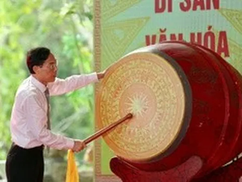 Dòng người đổ về Đền Bà Triệu giữa nắng nóng, tưởng nhớ nữ anh hùng dân tộc