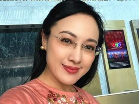 BTV Hoài Anh VTV trẻ đẹp tuổi U50, 'Kỳ nữ' Mộng Tuyền khoe giọng hát