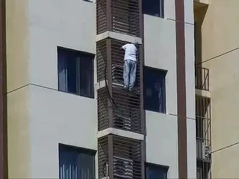 Thót tim cảnh cụ bà 89 tuổi bám ngoài chung cư, leo xuống từ tầng 27