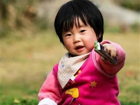 Gửi con gái xinh 3 tuổi về quê bà chăm, mẹ đi xuất khẩu lao động về căng mắt vẫn không nhận ra con